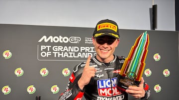 'ManuGasss' con su trofeo de ganador en Tailandia.