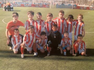 Javi Guerra, con el Puçol. Es el tercero de arriba, empezando por la izquierda. Su entrenador, Josep, es el primero de la fila superior.