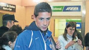 <b>EN RACHA. </b>Torres marcó tres goles y dio otro en los dos partidos de la semana pasada. Por eso es el ídolo de la afición, como se vio en la llegada a Pamplona.