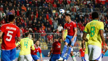 VINA DEL MAR, CHILE – NOV 4: Alfred Canales  de Chile en acción durante el partido contra Brasil en finales del futbol masculino en los Juegos Panamericanos Santiago 2023 en el estadio Sausalito, el 4 de noviembre en Vina del Mar, Chile.