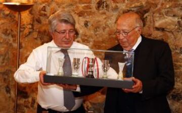 Enrique Cerezo entrega una réplica de los últimos trofeos conquistados a Lázaro Albarracín.