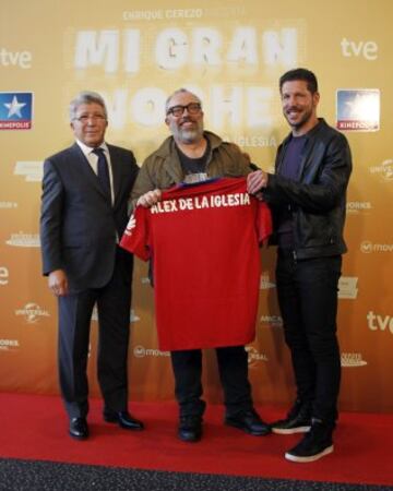 Álex de la Iglesia recibe la camiseta del Atlético de Madrid de manos de Cerezo y Cholo Simeone.