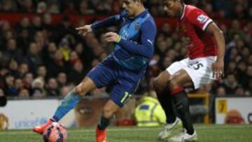 Alexis S&aacute;nchez disputa el bal&oacute;n con Antonio Valencia en Old Trafford. 