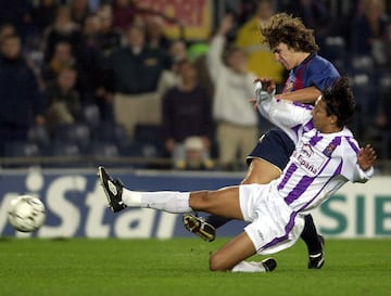 El 11 de noviembre de 2001 marcó el primer gol de su carrea y fue, precisamente, contra el Valladolid. Esta vez no sería en el José Zorilla si no en el Camp Nou. El catalán, que jugaba como lateral derecho, subió la banda con fuerza y tiró un pared con Saviola. El argentino se la devolvió a la perfección y con un potente derechazo Puyol hacía el 2-0. El partido acabaría 4-0 con tres goles más: dos de Saviola y otro más de Kluivert. 