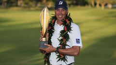 Matt Kuchar posa con el trofeo de campe&oacute;n del Sony Open de Hawaii en el Waialae Country Club de Honolulu, Hawaii.