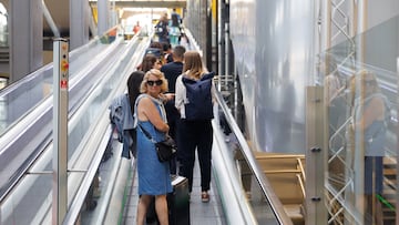 Varias personas llegan a la Terminal 4 del aeropuerto de Adolfo Suárez Madrid-Barajas, a 19 de julio de 2023, en Madrid (España). La demanda de viajes han aumentado un 34% este verano con respecto al mismo periodo de 2019, a pesar de la subida de los tarifas aéreas y de alojamiento, con un 10% y 15%, respectivamente, según el informe EMEA Summer Travel 2023, elaborado por Google y compartido con Rocket Digital. De los datos recopilados por el buscador entre los usuarios de seis países europeos (Alemania, Reino Unido, Francia, España, Italia y Países Bajos) y en Estados Unidos se extrae que el sector turístico está recuperando su máximo histórico de demanda, así como los signos de estacionalidad normales previos a la pandemia, con el verano como el periodo de mayor actividad del año.
19 JULIO 2023;TURISMO;VACACIONES;VERANO;AEROPUERTO;VIAJAR;AEROPUERTO MADRID;TURISTAS;EQUIPAJE;BARAJAS;AEROPUERTO DE ADOLFO SUÁREZ;T4;SALIDA;SALIDAS;TERMINAL 4;ESCALERA MECÁNICA;
Eduardo Parra / Europa Press
19/07/2023