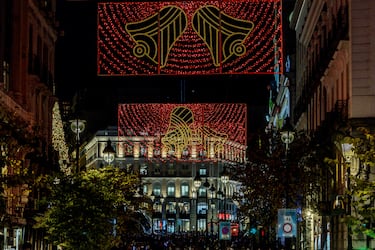 Madrid ilumina sus calles con más de 13 millones de luces LED en 240 puntos de la ciudad, destacando un árbol de 37 metros en Sol, un túnel luminoso en Gran Vía y un ángel gigante de 18 metros en Colón.