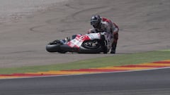 Redding intentando levantar su Ducati después de que Petrucci le tirara.