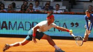 Rafa Nadal se estira para responder una bola de David Ferrer.