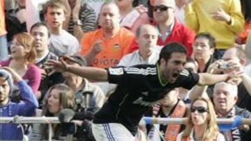 <b>HAT-TRICK. </b>Higuaín celebra el primer gol de los tres que hizo en Mestalla el curso pasado.