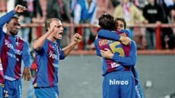 <b>EN CABEZA. </b>El Huesca se ha colocado en el primer puesto de la clasificación del grupo 2 de Segunda B.