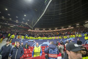 Los aficionados del Atlético de Madrid celebran la victoria tras finalizar el partido.