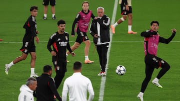 Jose Mourinho en la sesión de entrenamiento del Benfica en Stamford Bridge