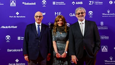 Josep Oliu, Pilar Gil y Jaume Serra posan juntos en la alfombra roja antes del inicio de la gala.