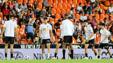 Yaremchuk, en el centro de la imagen, durante un calentamiento en Mestalla junto Paulista, Mosquera, Almeida y Gozálbez.