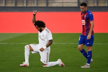 El jugador del Real Madrid, Marcelo, celebra el 3-0 al Eibar con el conocido gesto contra el racismo.  