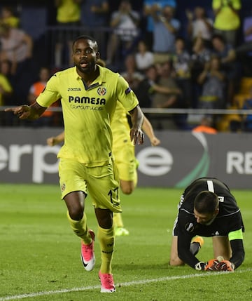 2-1. Cedric Bakambu celebró el segundo gol.