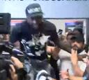 La locura que desató Adebayor en su llegada a Paraguay