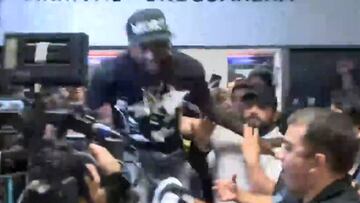 La locura que desató Adebayor en su llegada a Paraguay