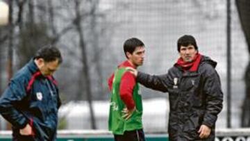 <b>PREOCUPADO. </b>Caparrós ve en directo en la mañana de ayer la consulta de Iraola con el fisio y su marcha prematura por culpa de unos problemas en el adductor izquierdo.