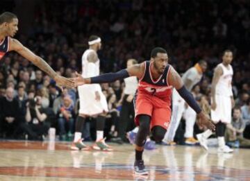 John Wall (C) celebra una canasta con Trevor Ariza.