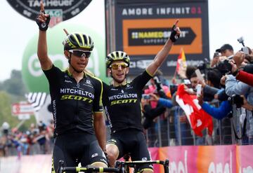 Esteban Chaves y Yates culminan el gran día del Mitchelton-Scott en el Giro. El Mitchelton-Scott acaparó todo el protagonismo de la sexta etapa del Giro de Italia, disputada este jueves entre Caltanissetta y el Monte Etna.