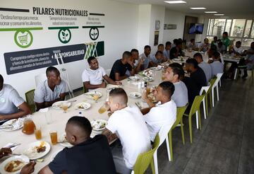 Desde al llegada de Juan Carlos Osorio al equipo antioqueño, todo el plantel desayuna y almuerza en la sede deportiva siguiendo los lineamientos de María Alejandra Alzate, la nutricionista.