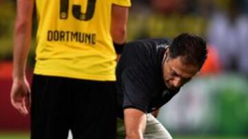 El árbitro portugués, Olegario Benquerenca, aplcando spray en un partido de competición europea del Borussia Dortmund.
