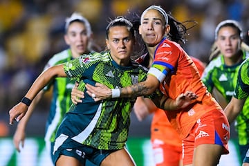 Ana Costa Mendes Dias of Tigres and Brenda Garcia of Mazatlan during the 13th round match between Tigres UANL and Mazatlan FC as part of the Torneo Clausura 2025, Liga MX Femenil at Universitario Stadium on March 17, 2025 in Monterrey, Nuevo Leon, Mexico.