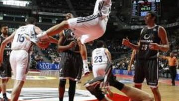 <b>GRAN CONEXIÓN. </b>Mirotic machaca el aro del Bilbao (69-52) tras la asistencia de Llull, que repartió siete.