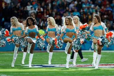 MADRID, 16/11/2025.- Espéctaculo de animación antes del partido de liga regular de la Liga de Fútbol Americano (NFL), que este domingo disputan los equipos Miami Dolphins y Washington Commanders, este domingo en el Estadio Santiago Bernabéu. EFE/JuanJo Martín
