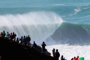 Qué bonito y qué a salvo se ve Nazaré desde los acantilados.