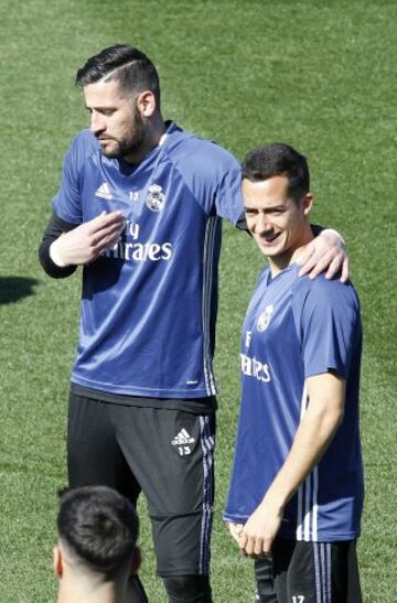 Gran ambiente entre los jugadores del Real Madrid durante el entrenamiento.