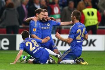 Ivanovic celebra con Juan Mata, Gary Cahill y Cesar Azpilicueta el gol que les hace campeones de la Europa League.