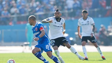 Futbol, Universidad de Chile vs Colo Colo.
Fecha 19, Campeonato Nacional 2024.
El jugador de Universidad de Chile Marcelo Diaz, izquierda, disputa el balon contra Arturo Vidal de Colo Colo durante el partido de primera division disputado en el estadio Nacional en Santiago, Chile.
10/08/2024
Pepe Alvujar/Photosport
Football, Universidad de Chile vs Colo Colo.
19th turn, 2024 National Championship.
Universidad de Chile's player Marcelo Diaz, left vies the ball against Arturo Vidal of Colo Colo during the first division match held at the Nacional stadium in Santiago, Chile.
10/08/2024
Pepe Alvujar/Photosport