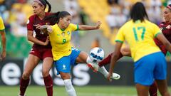 AMDEP3898. ARMENIA (COLOMBIA), 25/07/2022.- Debinha (c) de Brasil patea un balón ante Venezuela en un partido de la Copa América Femenina, el 18 de julio de 2022 en el estadio Centenario en Armenia (Colombia). De la A de Adriana a la D de Debinha va el amplio compendio ofensivo de la selección femenina de fútbol de Brasil que este martes disputará con la de Paraguay el paso a la final de la IX edición de la Copa América en la ciudad colombiana de Bucaramanga. EFE/Ernesto Guzmán Jr.
