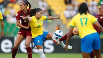 AMDEP3898. ARMENIA (COLOMBIA), 25/07/2022.- Debinha (c) de Brasil patea un balón ante Venezuela en un partido de la Copa América Femenina, el 18 de julio de 2022 en el estadio Centenario en Armenia (Colombia). De la A de Adriana a la D de Debinha va el amplio compendio ofensivo de la selección femenina de fútbol de Brasil que este martes disputará con la de Paraguay el paso a la final de la IX edición de la Copa América en la ciudad colombiana de Bucaramanga. EFE/Ernesto Guzmán Jr.
