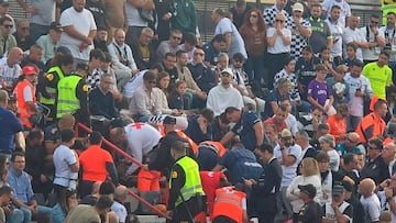 Las asistencias de la Cruz Roja atendiendo al aficionado que tristemente ha fallecido.