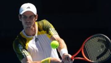 El británico Andy Murray en acción durante un partido del Abierto de Australia disputado ante el holandés Robin Haase, este, martes 15 de enero de 2013, en Melbourne, Australia.