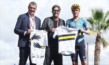 El director general de La Vuelta, Javier Guillén junto al director del Diario AS, Vicente Jiménez entregan el maillot solidario a Luis León Sánchez. 
 