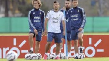  Los jugadores de la selecci&oacute;n de Argentina Sergio Kun Ag&uuml;ero (c), Martin Demichelis (d), Lucas Biglia (i) y Nicolas Otamendi (atr&aacute;s), en acci&oacute;n durante el entrenamiento. 