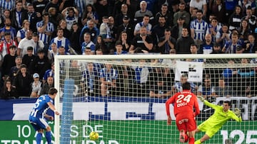 VITORIA-GASTEIZ, SPAIN - APRIL 05: Lucas Boye of Deportivo Alaves scores his team's second goal from the penalty spot during the LaLiga EA Sports match between Deportivo Alaves and CA Osasuna at Estadio de Mendizorroza on April 05, 2026 in Vitoria-Gasteiz, Spain. (Photo by Juan Manuel Serrano Arce/Getty Images)