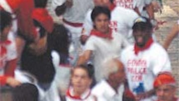 <b>A CORRER</b>. Llegó, vio y corrió con miedo, porque Dennis Rodman, el terror de las canchas de la NBA en los noventa se encontró con unos enemigos poco razonables. Quizá por eso su comportamiento fue prudente.