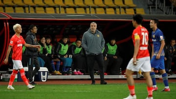 Head coach of Jiangsu Suning Cosmin Olaroiu (C) reacts during the Chinese Super League football match (CSL) between Guangzhou Evergrande and Jiangsu Suning in Suzhou in China&#039;s eastern Jiangsu province on November 8, 2020. (Photo by STR / AFP) / Chin