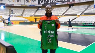 Maalik Wayns posa con la camiseta del Divina Seguros Joventut.