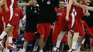 <b>CONTRA PRONÓSTICO. </b>Stephen Curry (primero por la izquierda) celebra el triunfo ante Georgetown.