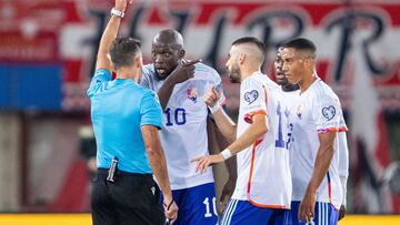 Belgium's forward #10 Romelu Lukaku (2nd L) is shown a yellow card by Spanish referee Jesus Gil Manzano during the UEFA Euro 2024 qualifying Group F football match betweeen Austria and Berlgium in Vienna on October 13, 2023. (Photo by GEORG HOCHMUTH / APA / AFP) / Austria OUT