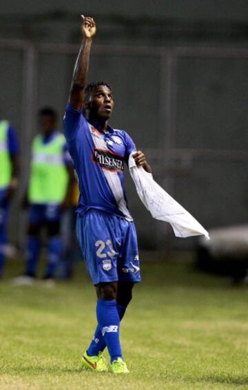 QUI12. MANTA (ECUADOR), 07/05/2015.- Miller Bolaños del Emelec de Ecuador celebra un gol ante Atlético Nacional de Colombia hoy, jueves 7 de mayo de 2015, durante un partido por la Copa Libertadores en el estadio Jocay en Manta (Ecuador). EFE/José Jácome