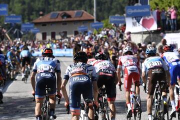 El ciclista bogotano se impuso en el decimonoveno día de carrera entre Treviso y San Martino di Castrozza. Miguel Ángel López descontó tiempo y Carapaz sigue líder.