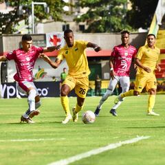 Agónica victoria de Bucaramanga con 10 hombres para ser líder